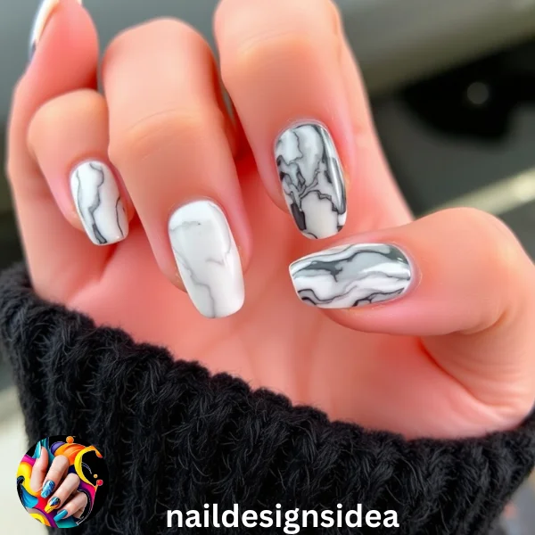 Nails of any length can successfully create marble patterns. Longer nails give you more room to create elaborate patterns and motifs