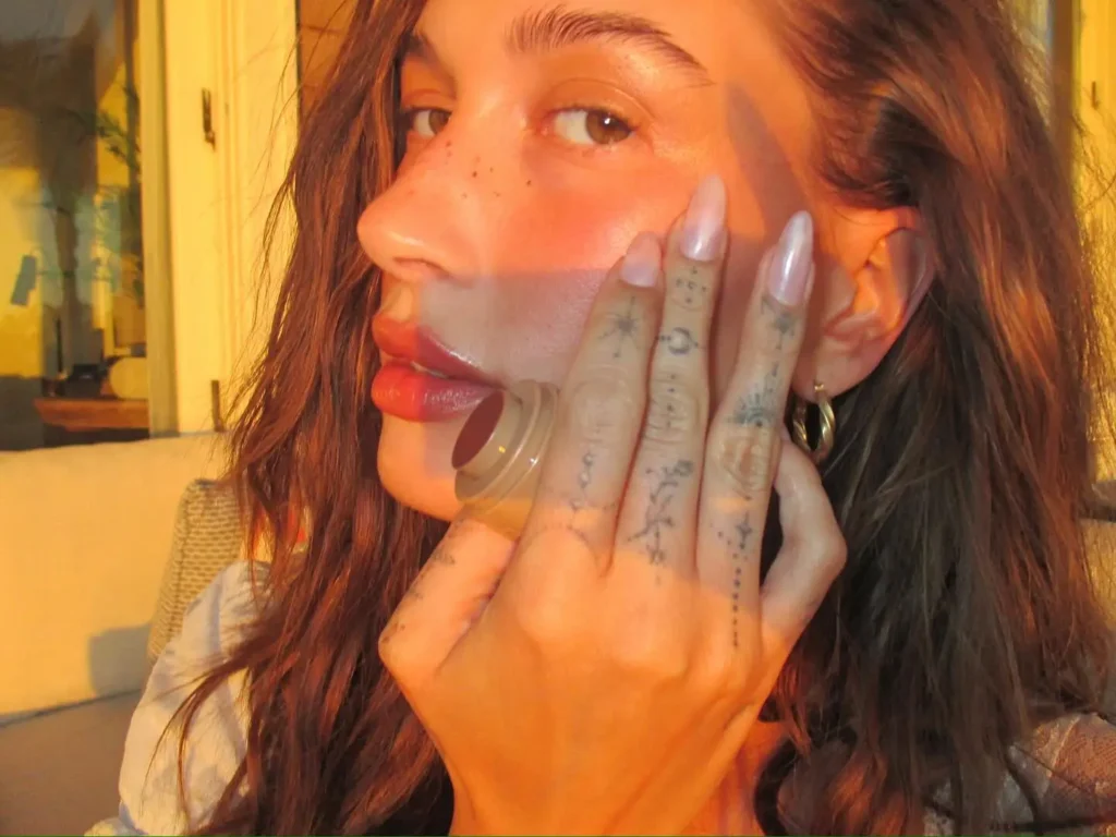 Hailey Bieber’s Golden Glazed Donut Nails