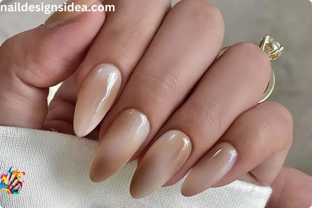 Mocha Mousse με Μαύρα French Tips