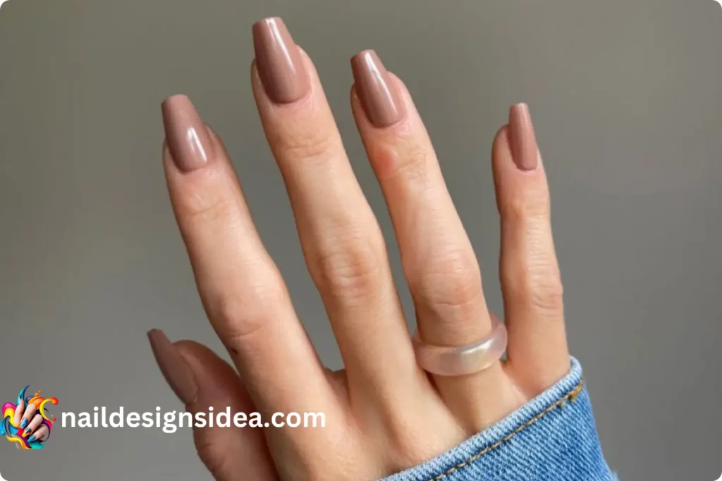 Short mocha nails for an elegant look